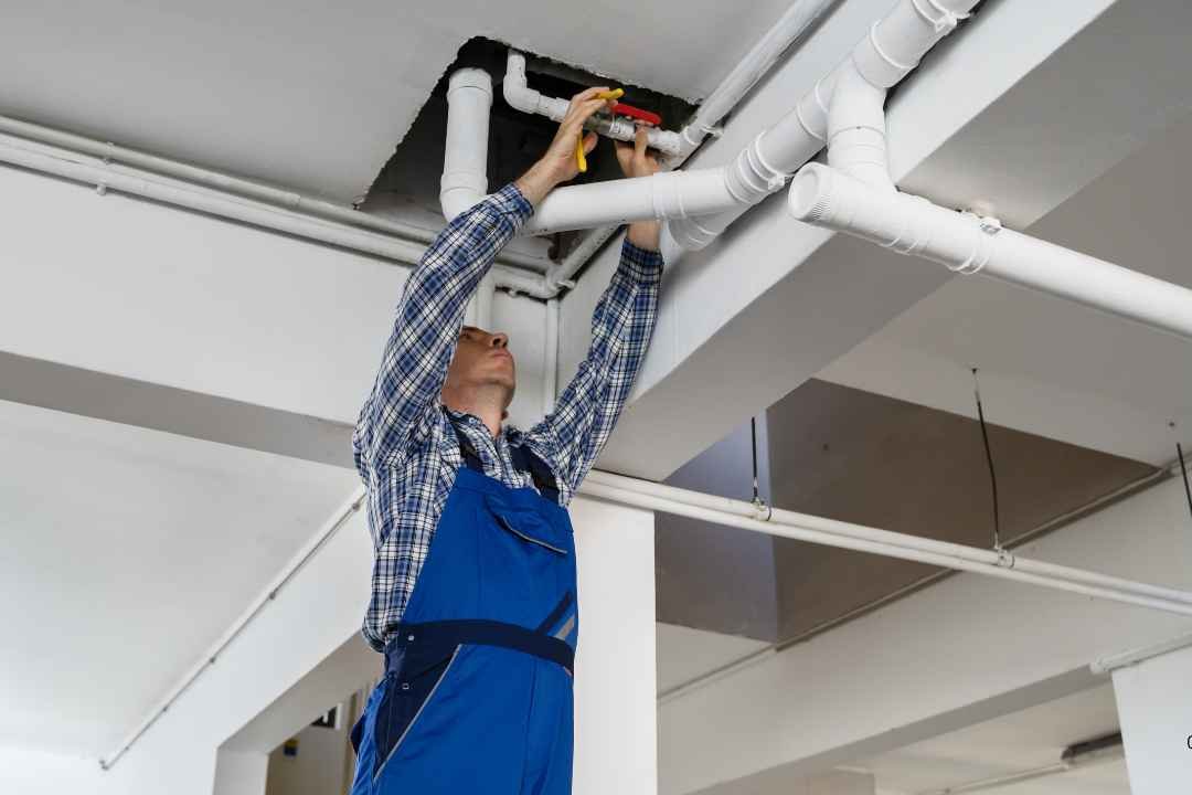 detecção e reparação de fuga de agua em coluna montante de agua de prédio por técnico da Lider canalizadores