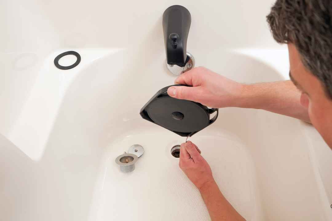 canalizador profissional da Lider canalizadores mostrando como desentupir banheira