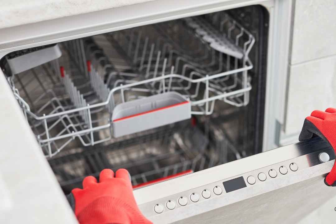 canalizador profissional da Lider canalizadores mostrando como desentupir lava loiça