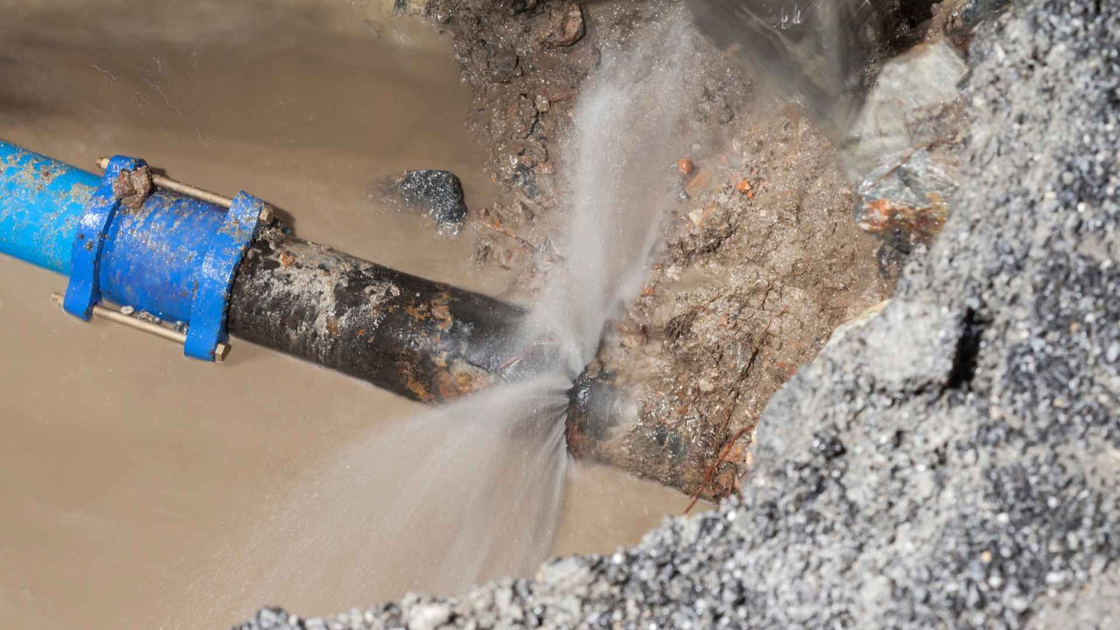 cano com uma fuga de água sendo reparado pela Lider canalizadores 